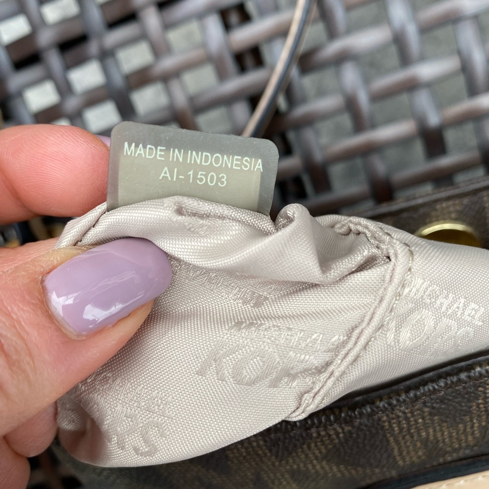 Michael Kors Crossbody bag. - Picture 4 of 11